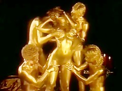 行为艺术:金色铜人群P性爱秀