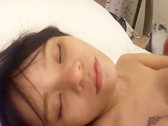 变态渣男网恋约会美女开房做爱却故意把妹子灌醉喜欢玩死鱼状态的样子妹子身材真不错拿着屌搞完嘴再搞下面