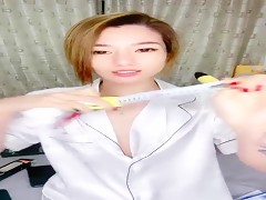 花臂纹身酷酷苗条少妇居家夫妻啪啪，镜头前特写深喉口交，上位骑乘自己动，被胖男压在身上猛操最后内射